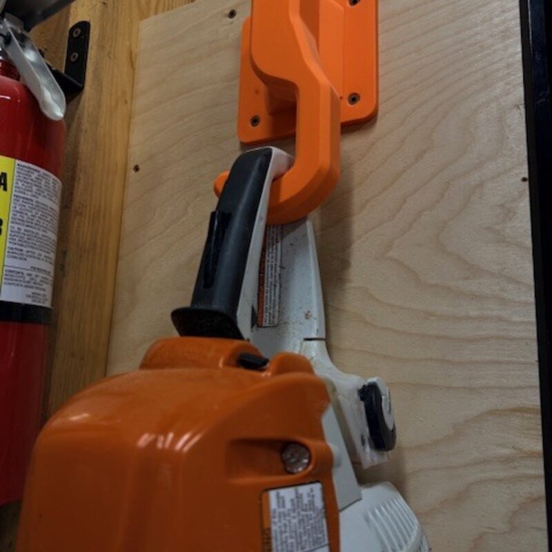 Chainsaw hanger